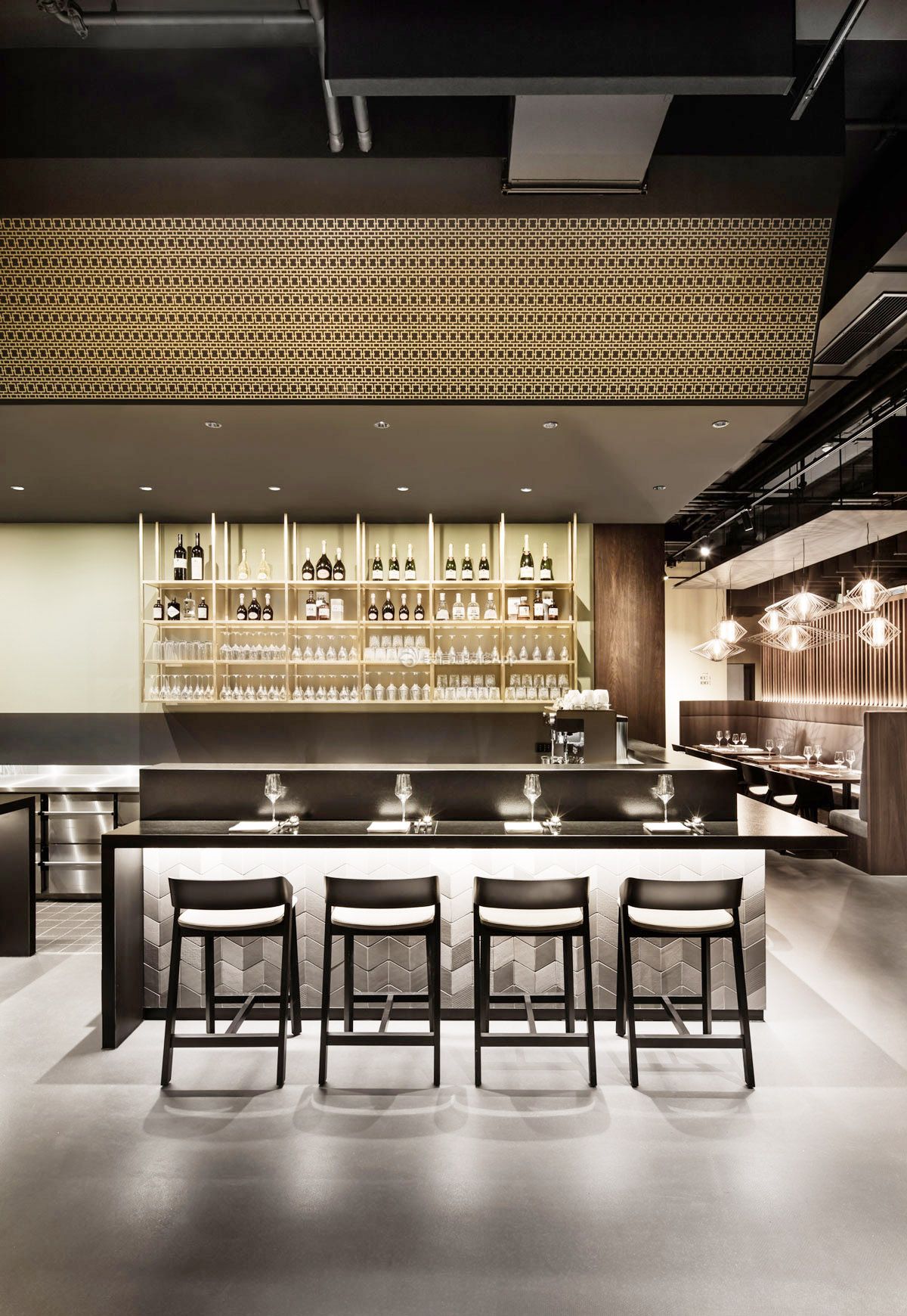 長(zhǎng)沙餐飲店面吧臺(tái)裝潢設(shè)計(jì)效果圖 打造城市美食空間的視覺(jué)焦點(diǎn)